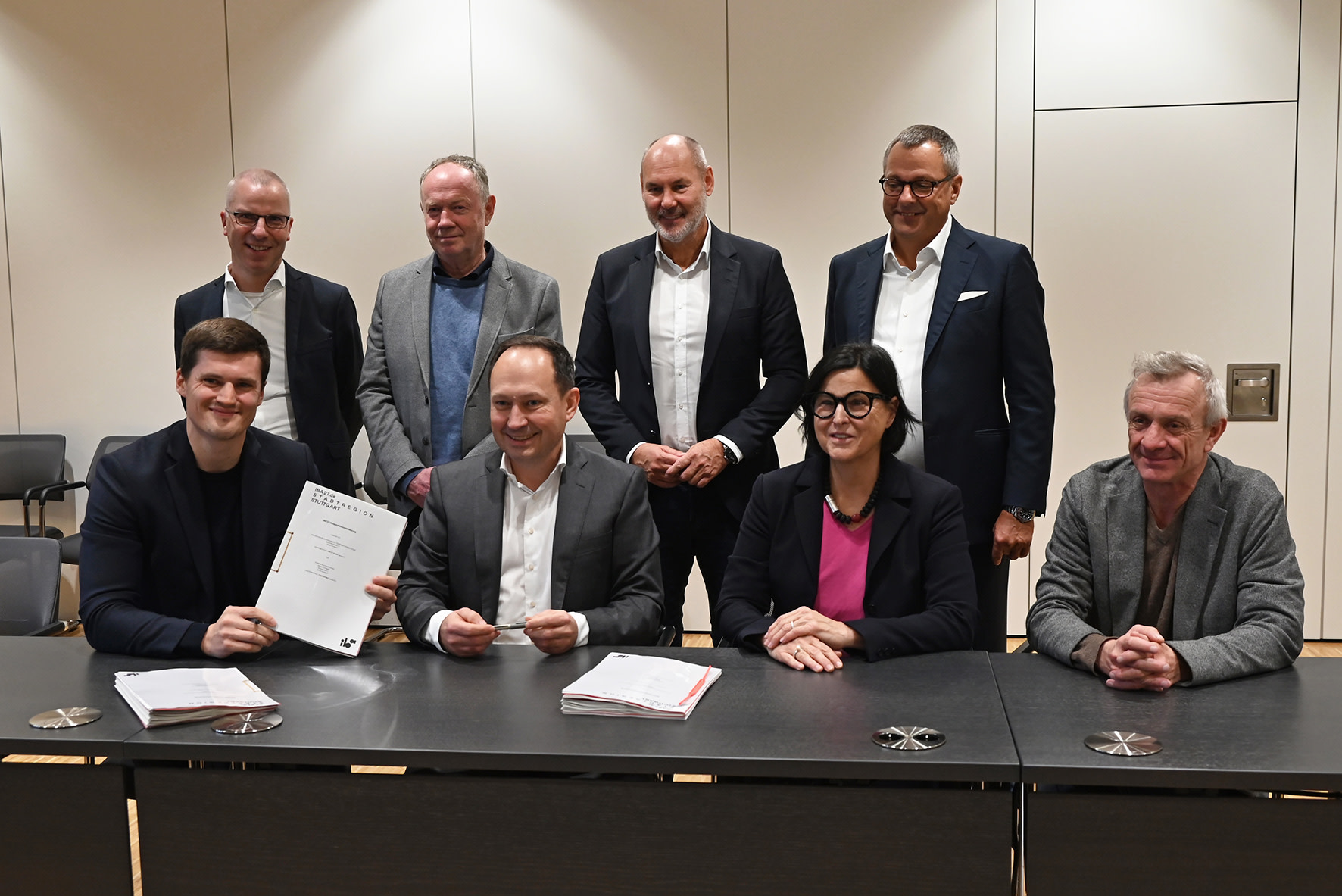 acht Unterzeichner des Vertrages für das Postareal Leonberg in Stuttgart