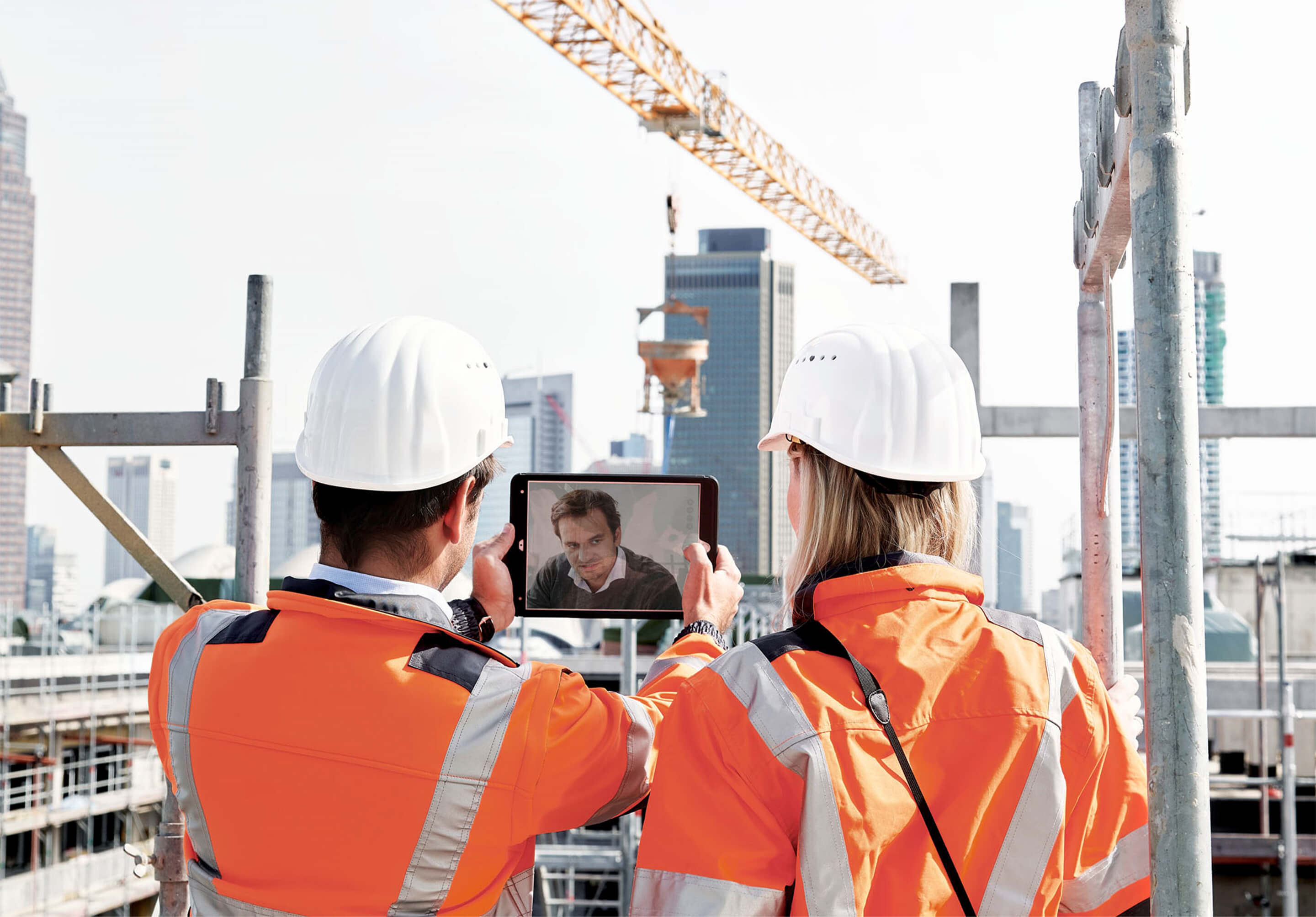 Image: two STRABAG employees on a construction site with an iPad