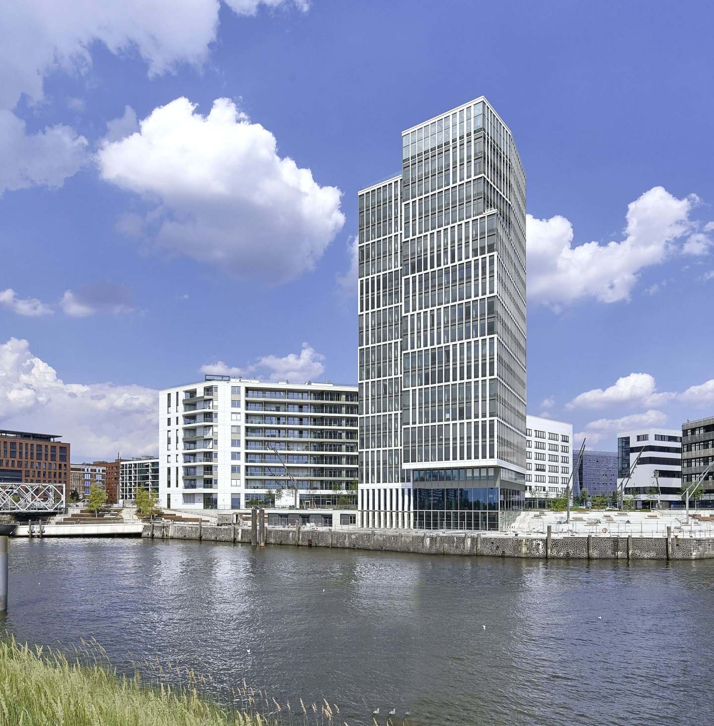 Foto: WATERMARK, der hohe Büroturm in der HafenCity Hamburg