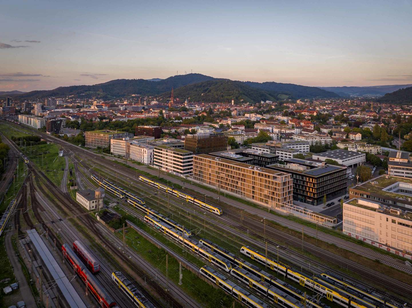 Bild: Die Businessmile in Freiburg beim Sonnenaufgang aus der Vogelperspektive