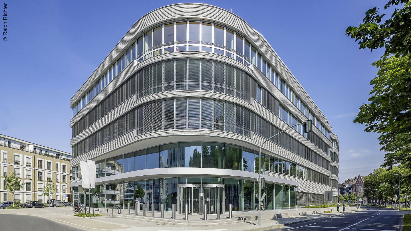 Photo: Modern office with elegant curved glass and clinker brick façade: The OBRKSSL
