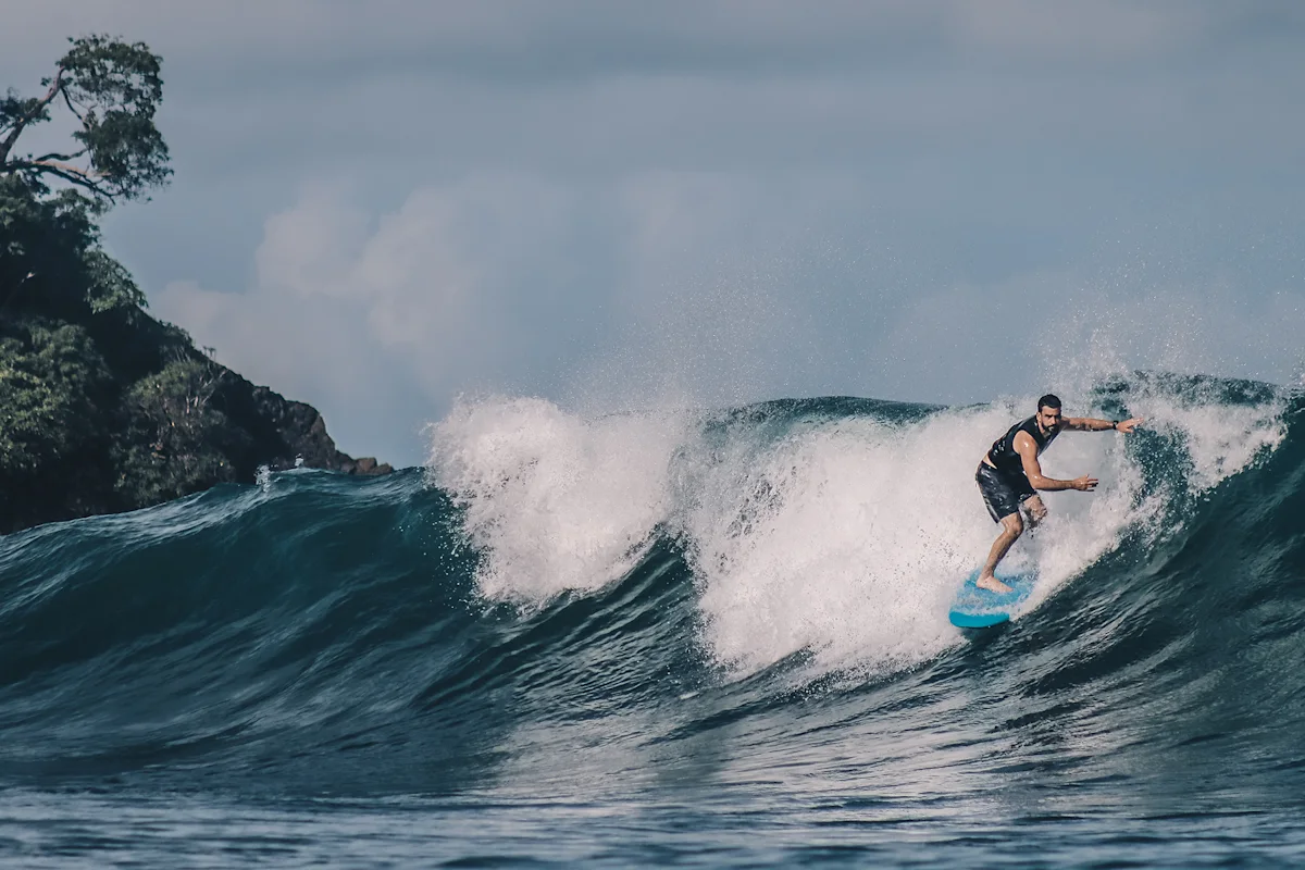surf-synergy-man-surfing