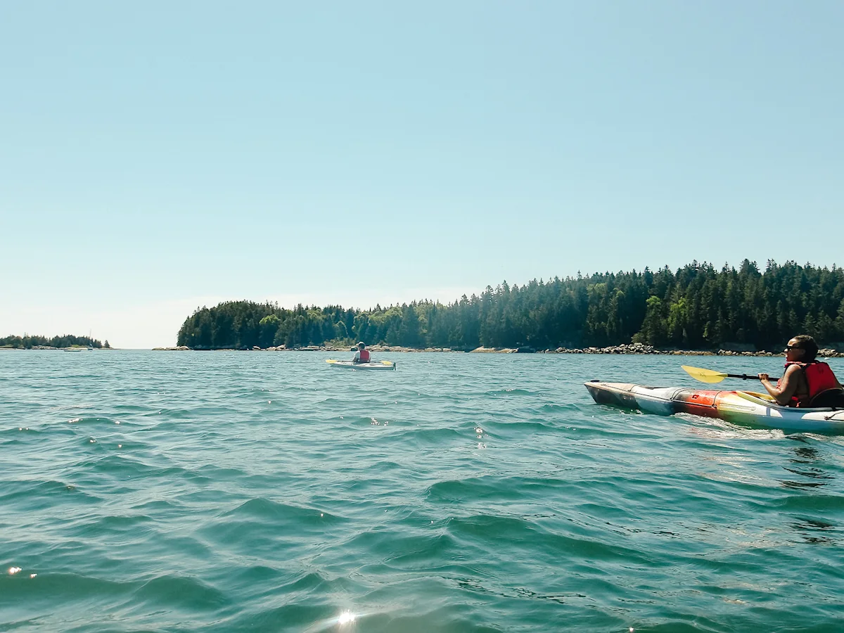 leah-balagopal-maine-island-trail-kayaking-sunny-day