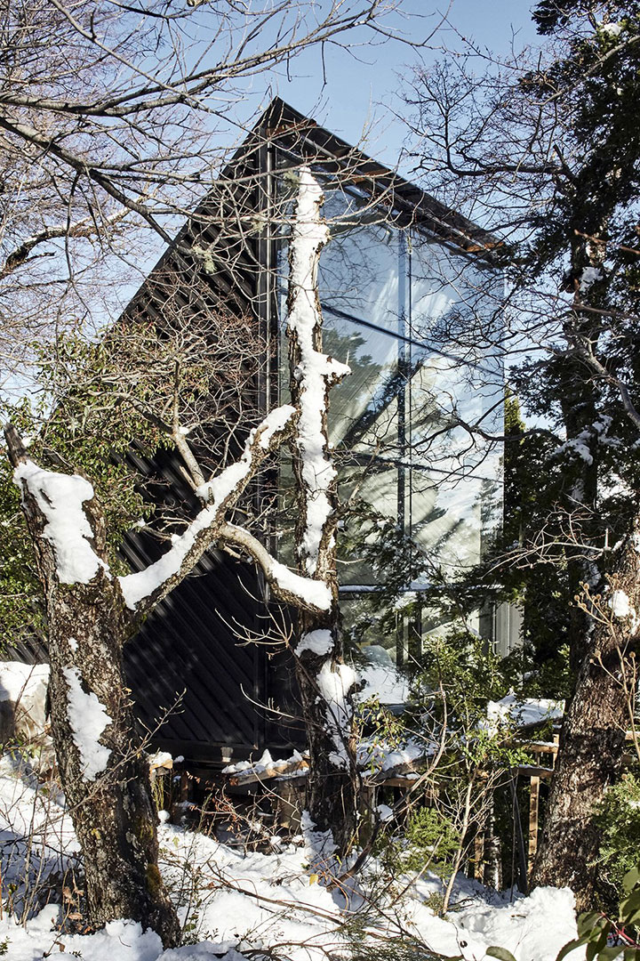 Chile-Prism-Black-Aframe-Cabin-Fieldmag-10
