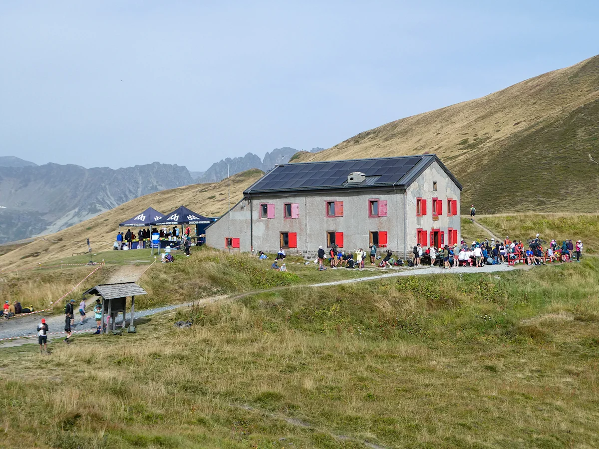 micah-ling-col-de-balme-house-stoppoint