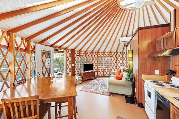 glamping-georgia-cherry-blossom-yurt-interior