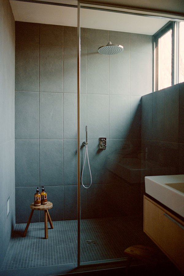piaule-catskill-hotel-cabin-bathroom-2
