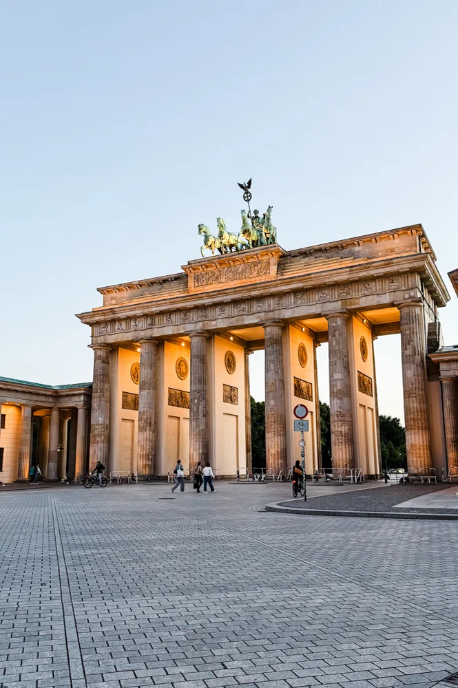 berlin-wall-trail-guide-brandenburg-gate-vert
