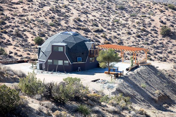 Best-Joshua-Tree-Airbnb-Hawkeye-House-1