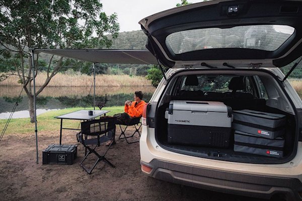front-runner-easy-out-car-awning-lifestyle