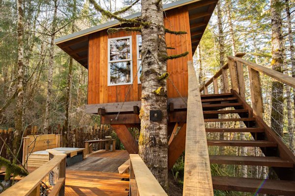 Top-Treehouses-Heartland-Treehouse-Exterior