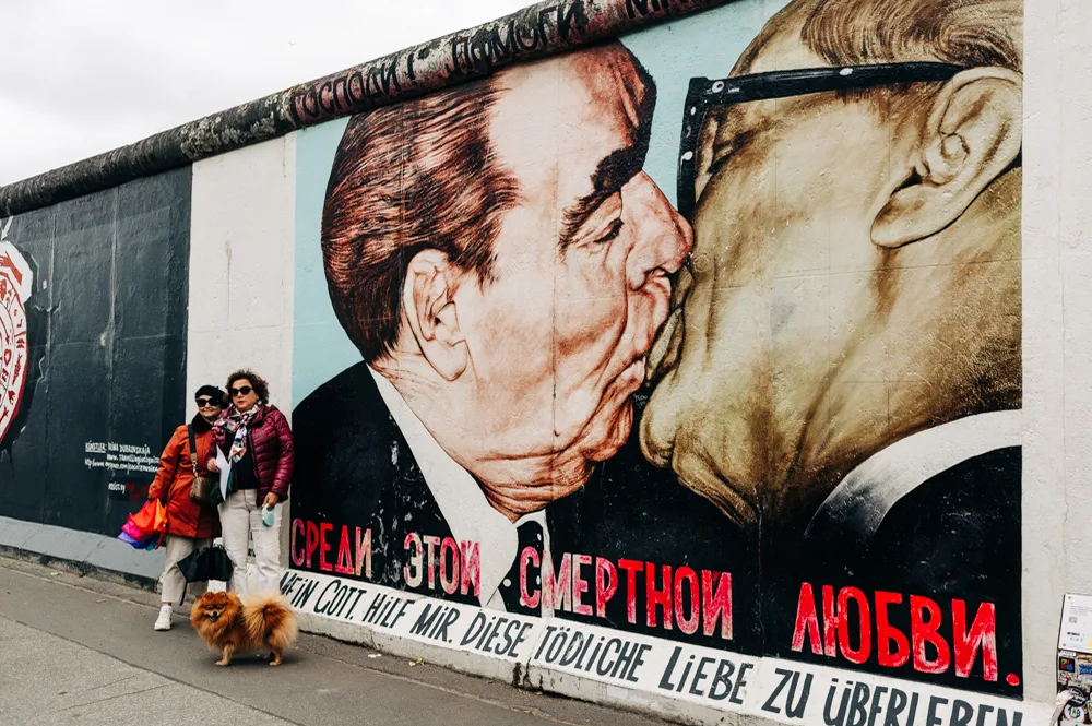 berlin-wall-trail-guide-kissing-mural