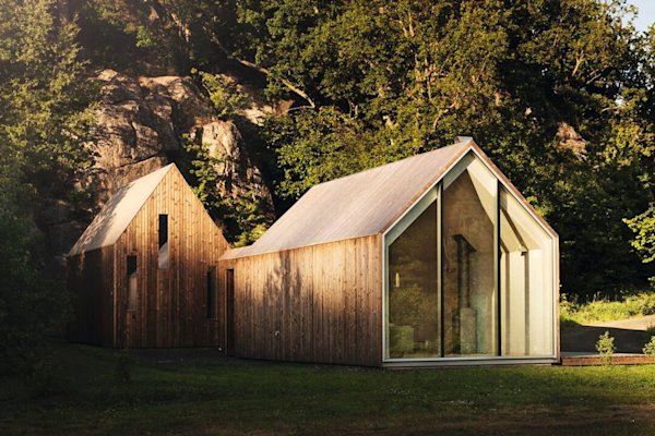 This Nordic Cabin Cluster Finds Balance in Private and Social Spaces