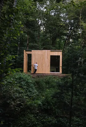 Hinterhouse Is an Eco-Conscious Cabin in the Forest of Quebec