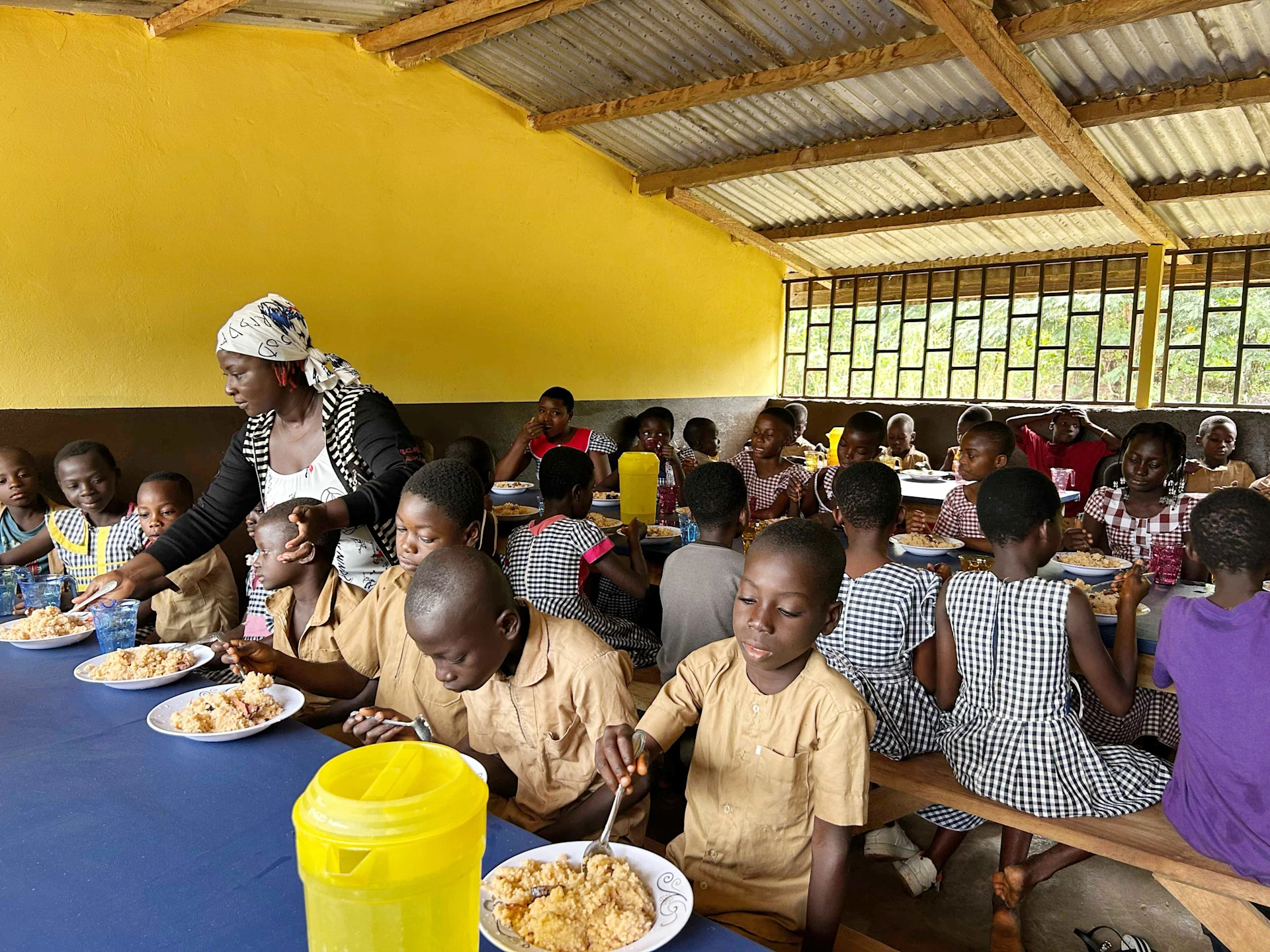 Für 50 Rappen Gutes tun Kinder beim Mittagessen in der Schulkantine