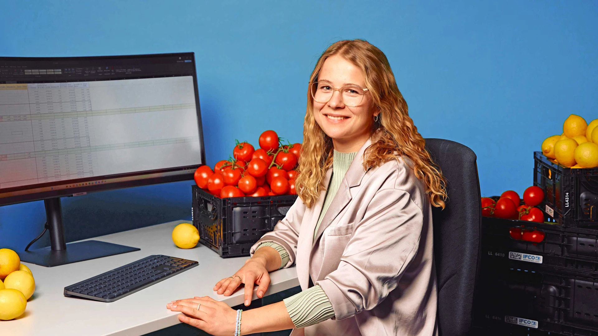 What is the role of a fruit buyer at Migros? Professional portrait of Michelle Schmid - fruit and vegetable buyer at Migros
