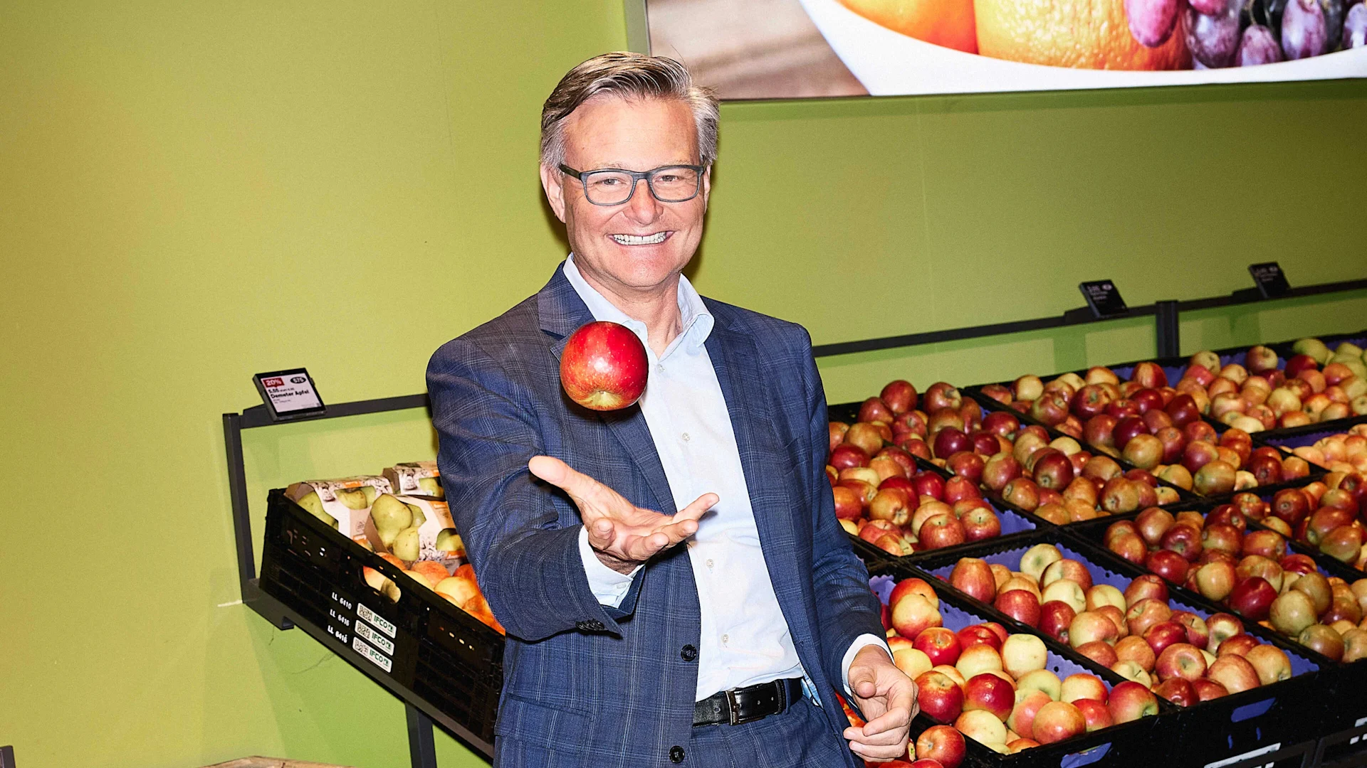 “Migros is not a museum” Mario Irminger in the supermarket in front of the apple display