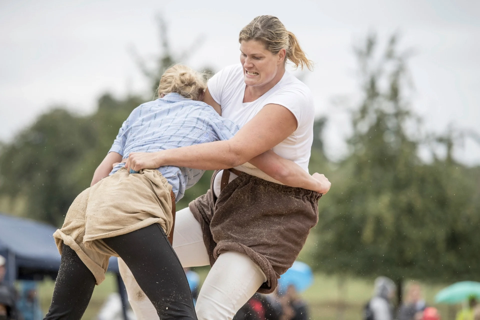 Bekommt die Schwingkönigin auch einen Muni geschenkt? Zwei Frauen am Schwingen