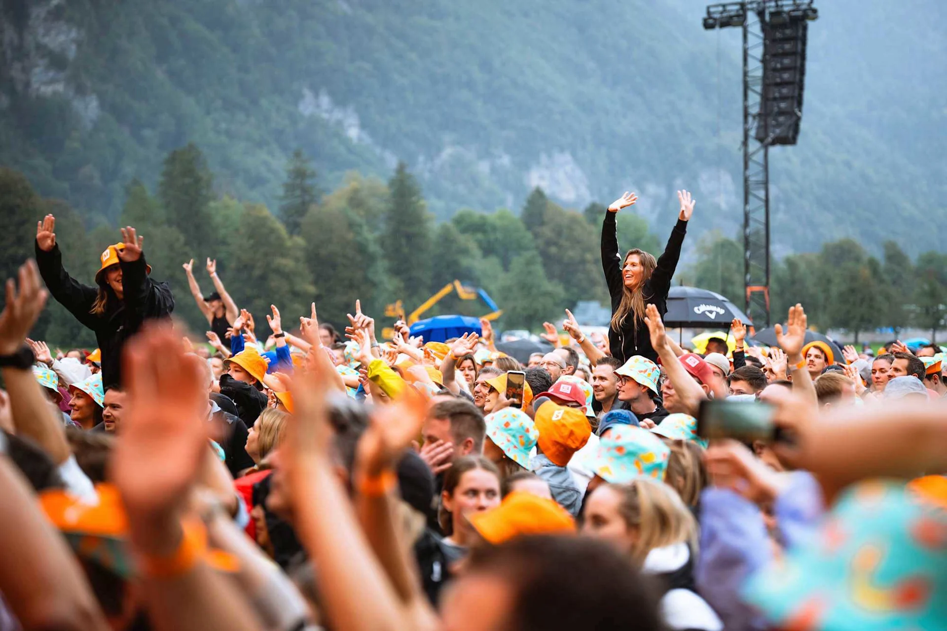 L’année du centenaire Les collaborateurs profitent des concerts lors de la fête des collaborateurs à Mollis.