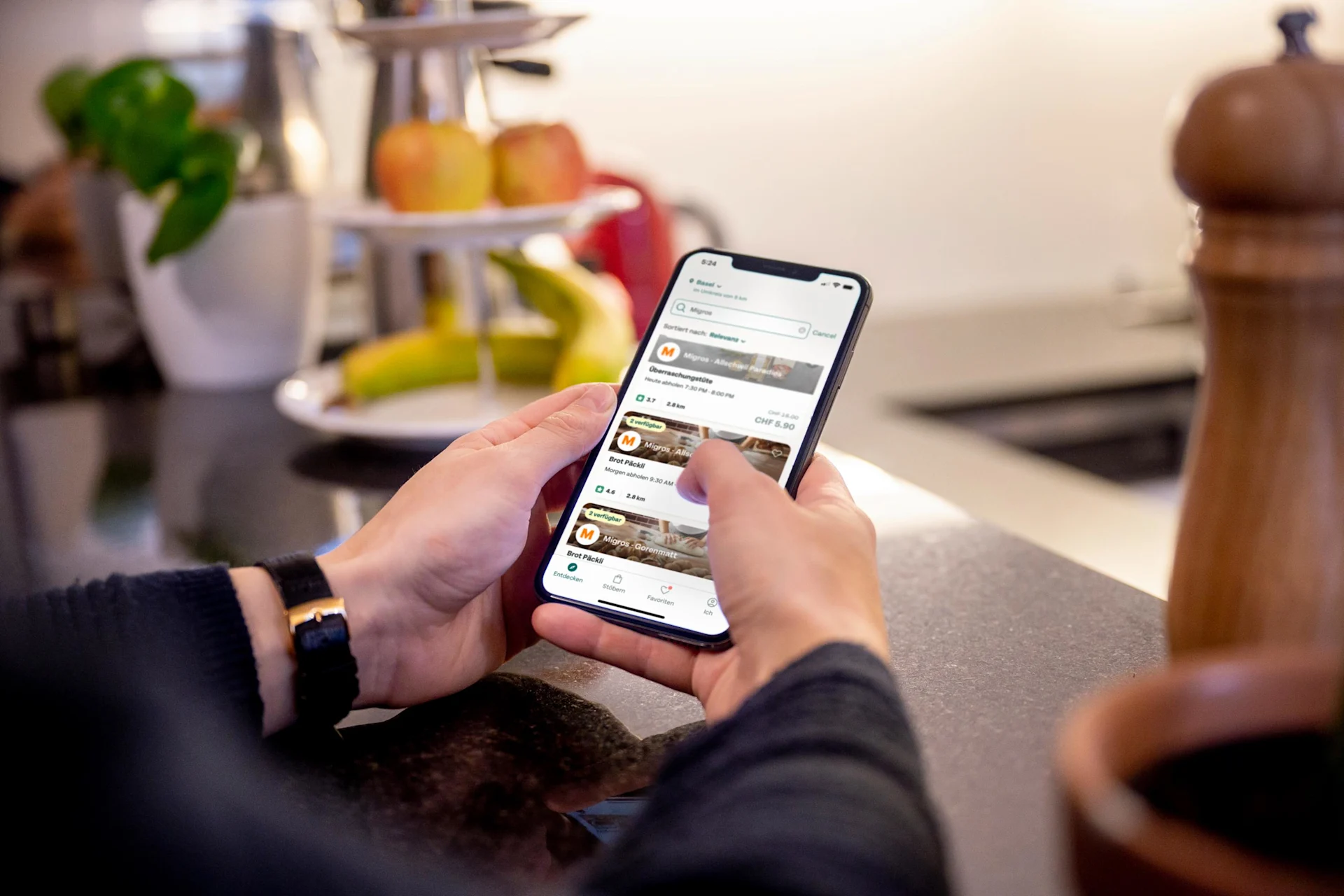 Sauver les aliments et épargner de l’argent Une personne tient son téléphone montrant l’app Too Good To Go.