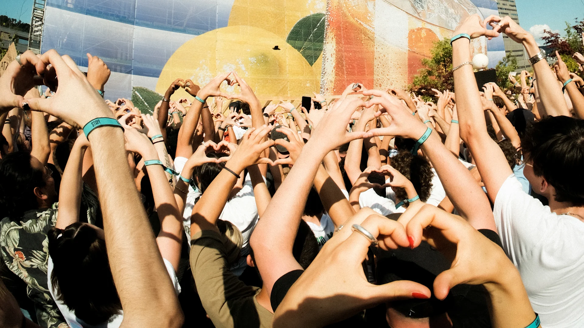 20-25% de réduction sur les billets des festivals Les festivaliers forment des cœurs avec leurs mains