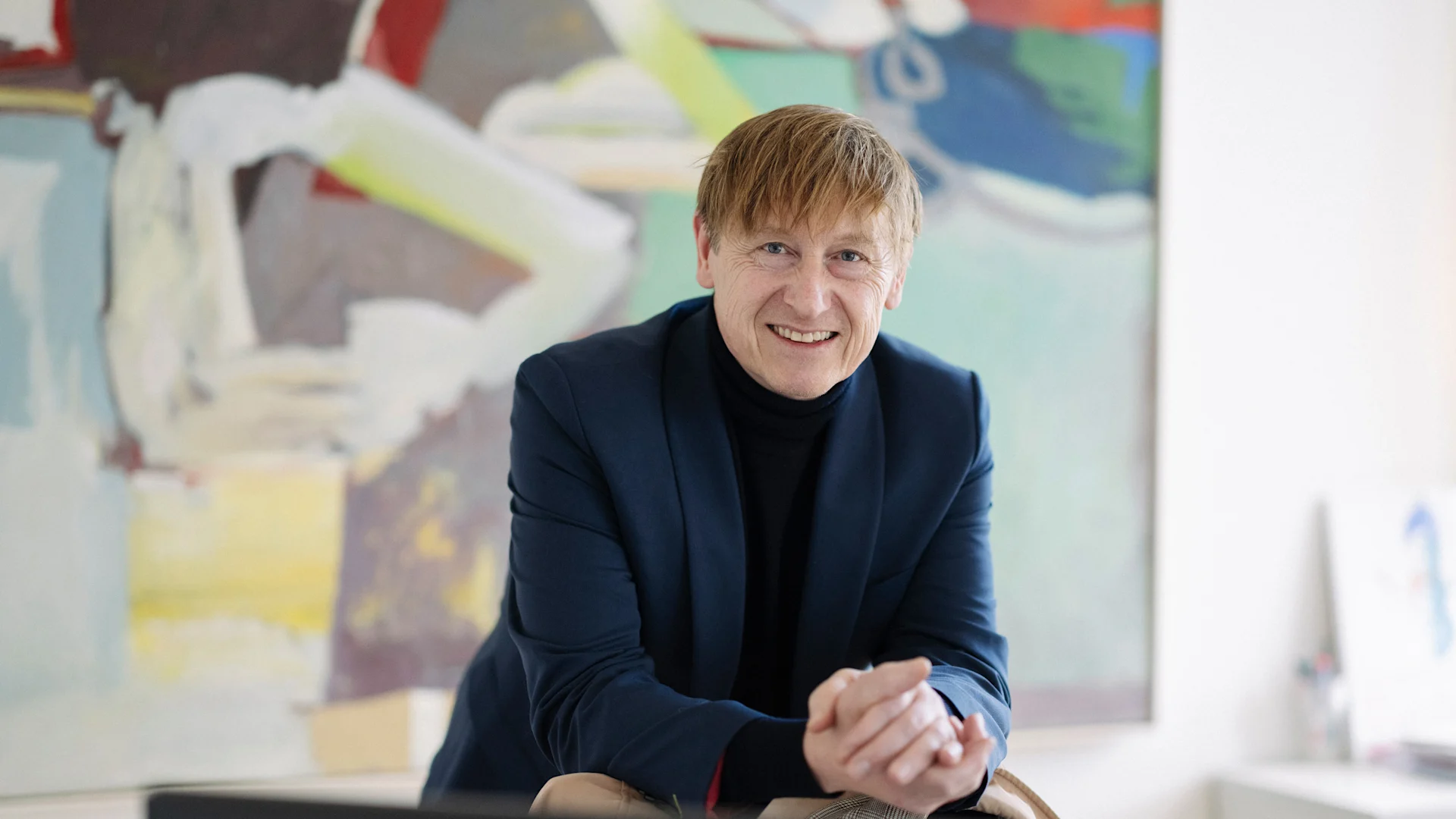 Wird wirklich alles teurer? Preisüberwacher Stefan Meierhans am Schreibtisch in seinem Büro