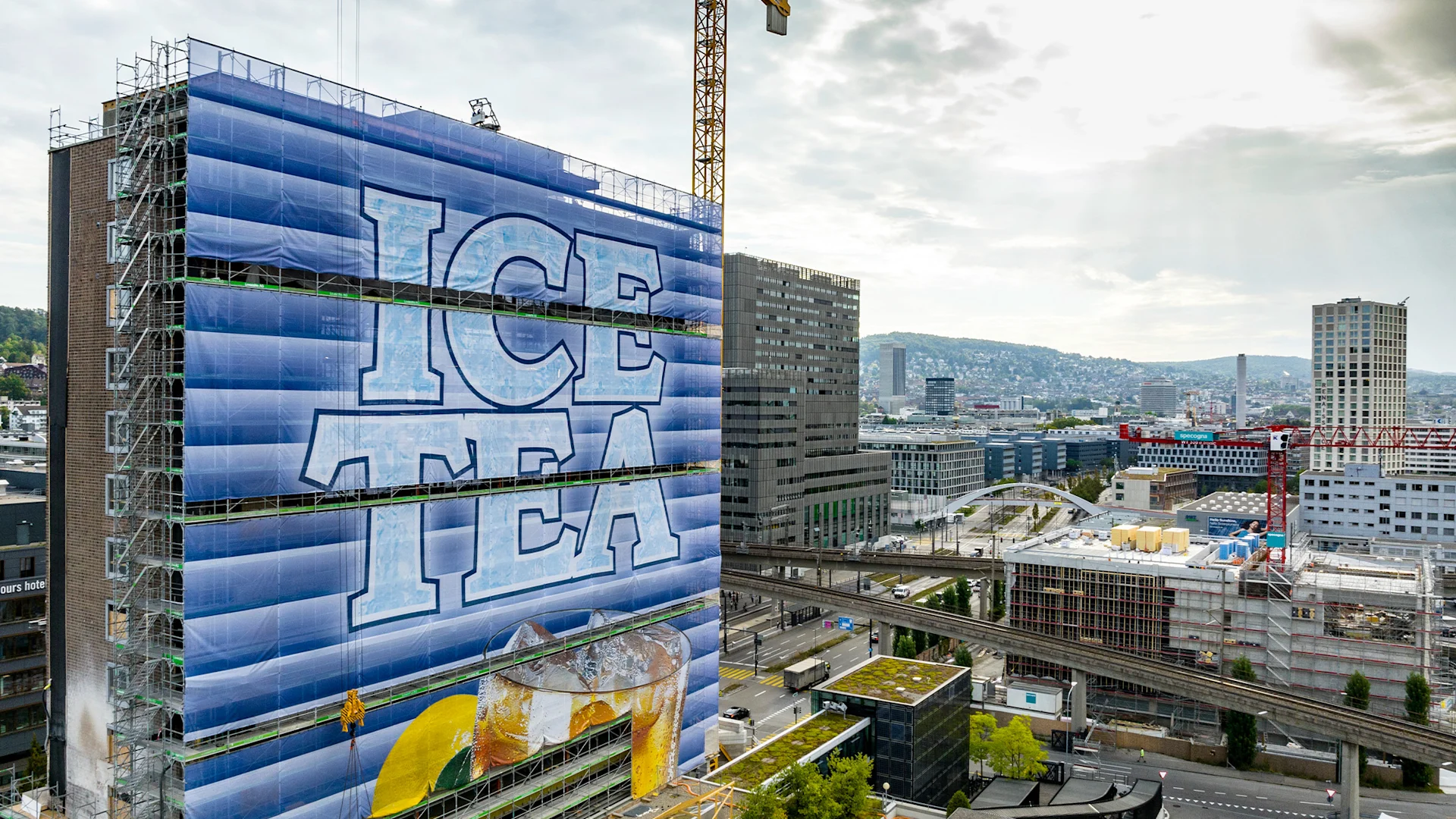 Wie aus der riesigen Kulteistee-Blache Taschen werden Monatelang deckte die Eisteeblache das Hochhaus Herdern in Zürich ab.