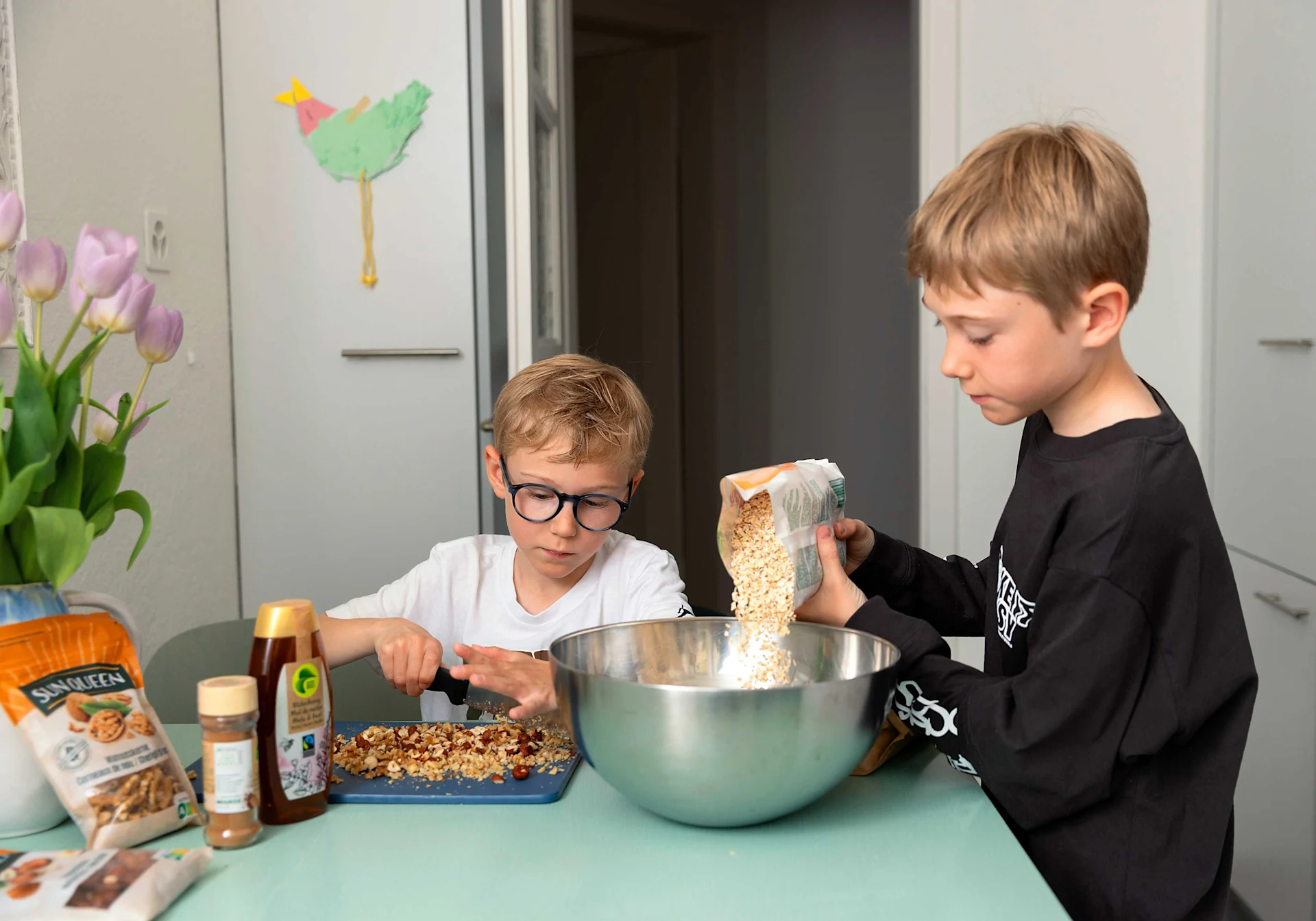 Future Foods Suisse: est-ce que ça fonctionne? Les deux garçons de l’auteur aident à la cuisine.