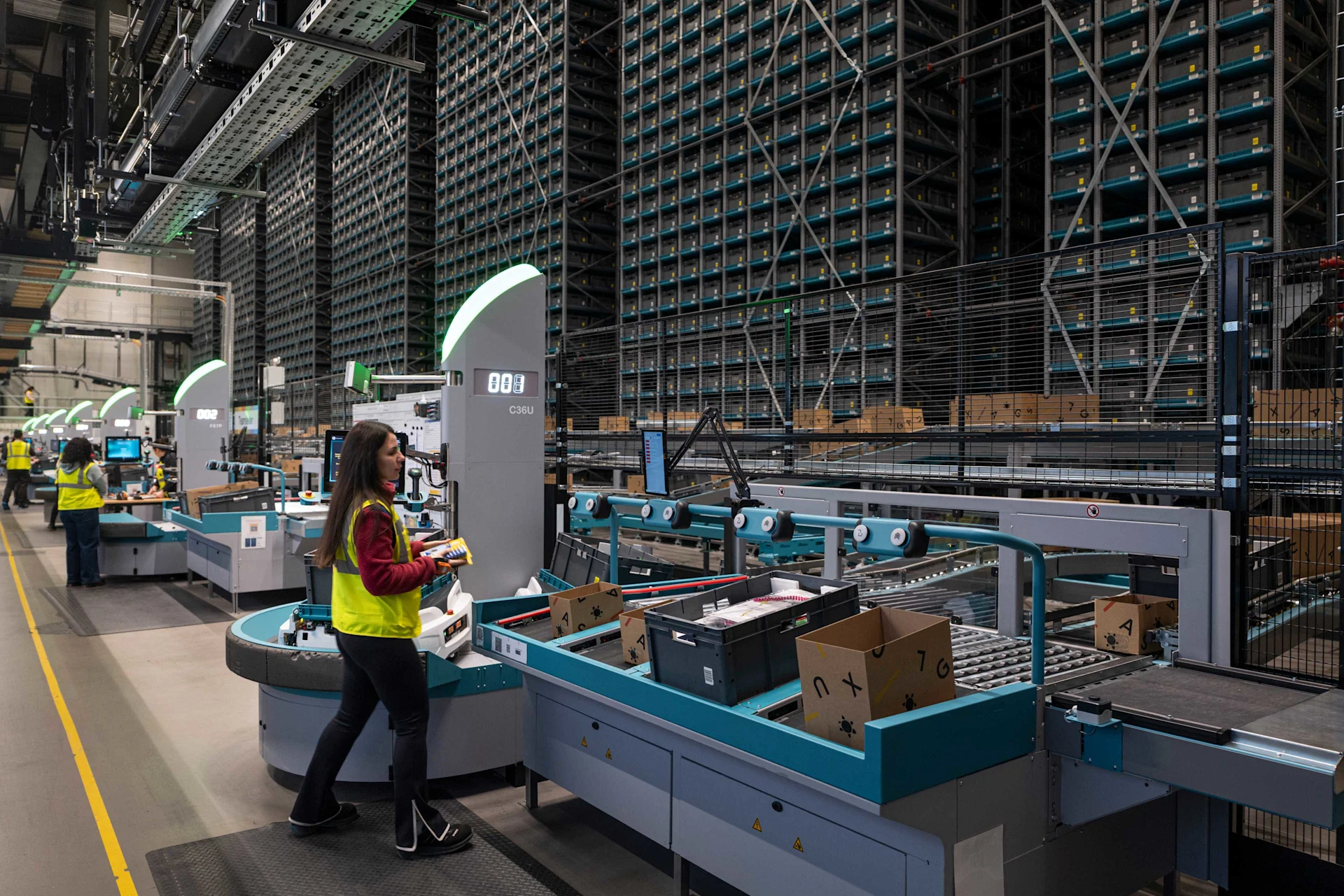 Wo die Geschenke herkommen Automatisiertes Zentrallager von Digitec Galaxus.