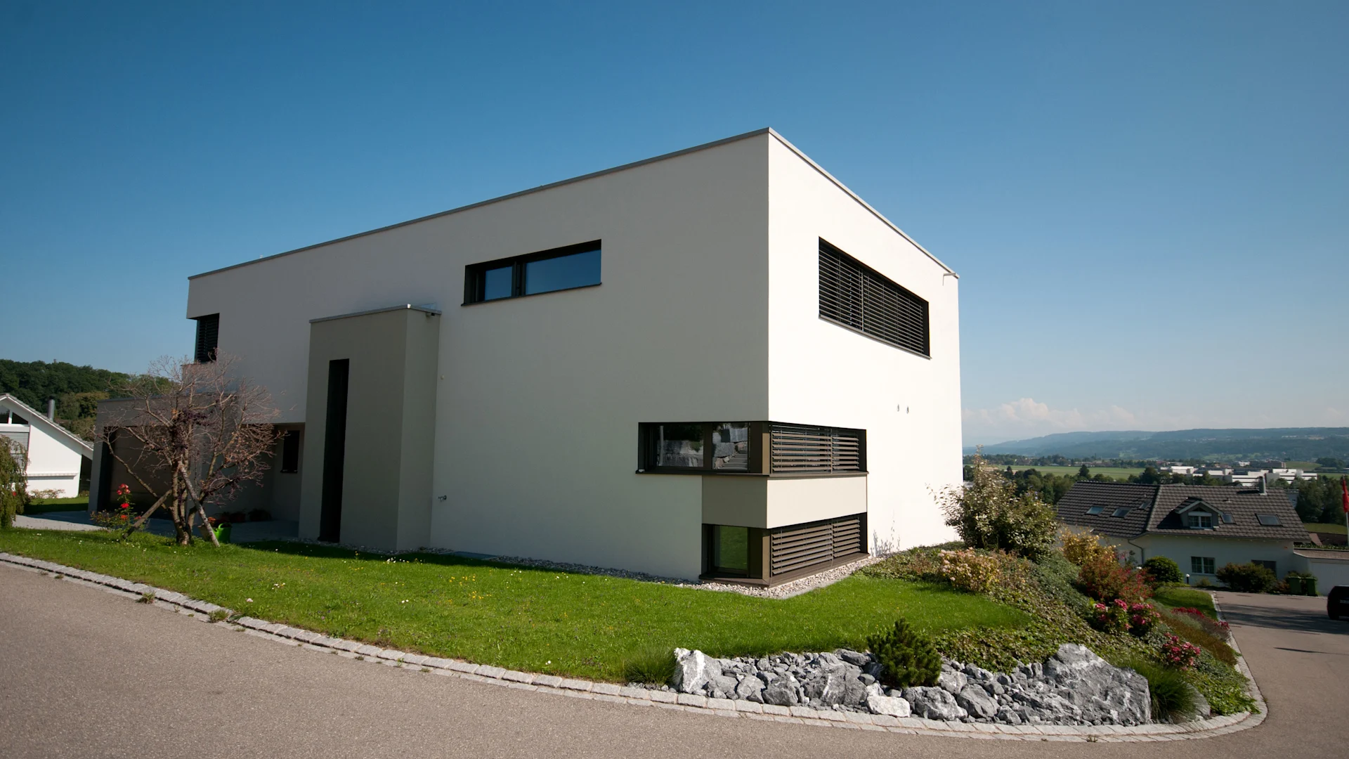 Fin de la valeur locative: conseils aux propriétaires Maison individuelle moderne dans une rue de quartier calme