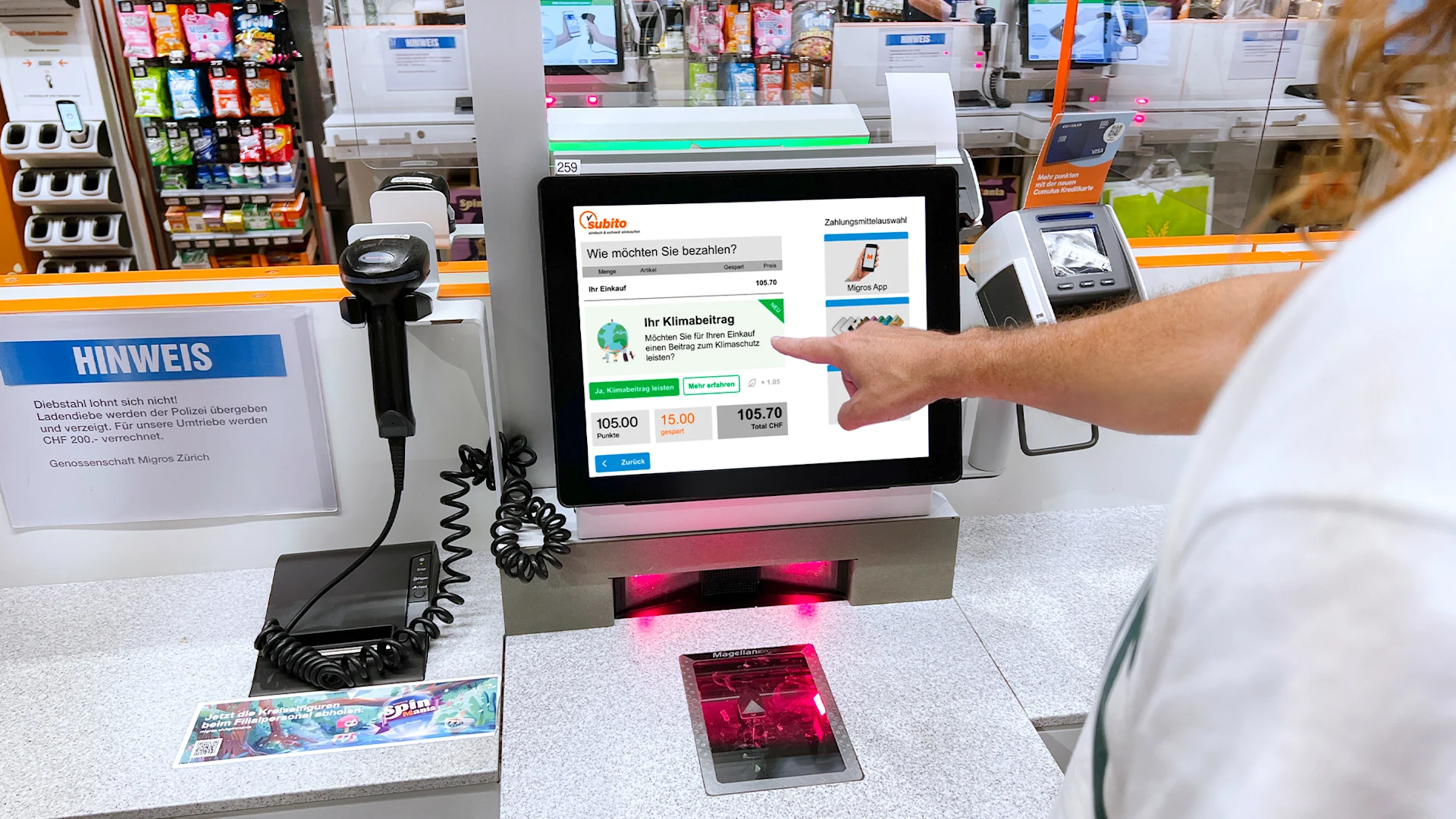 Was passiert mit dem Klimabeitrag? Migros Self-Checkout-Kasse