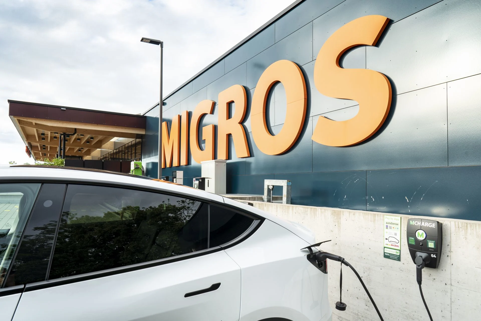 M-Charge: Beim Einkaufen Strom tanken E-Ladestation vor einer Migros-Filiale