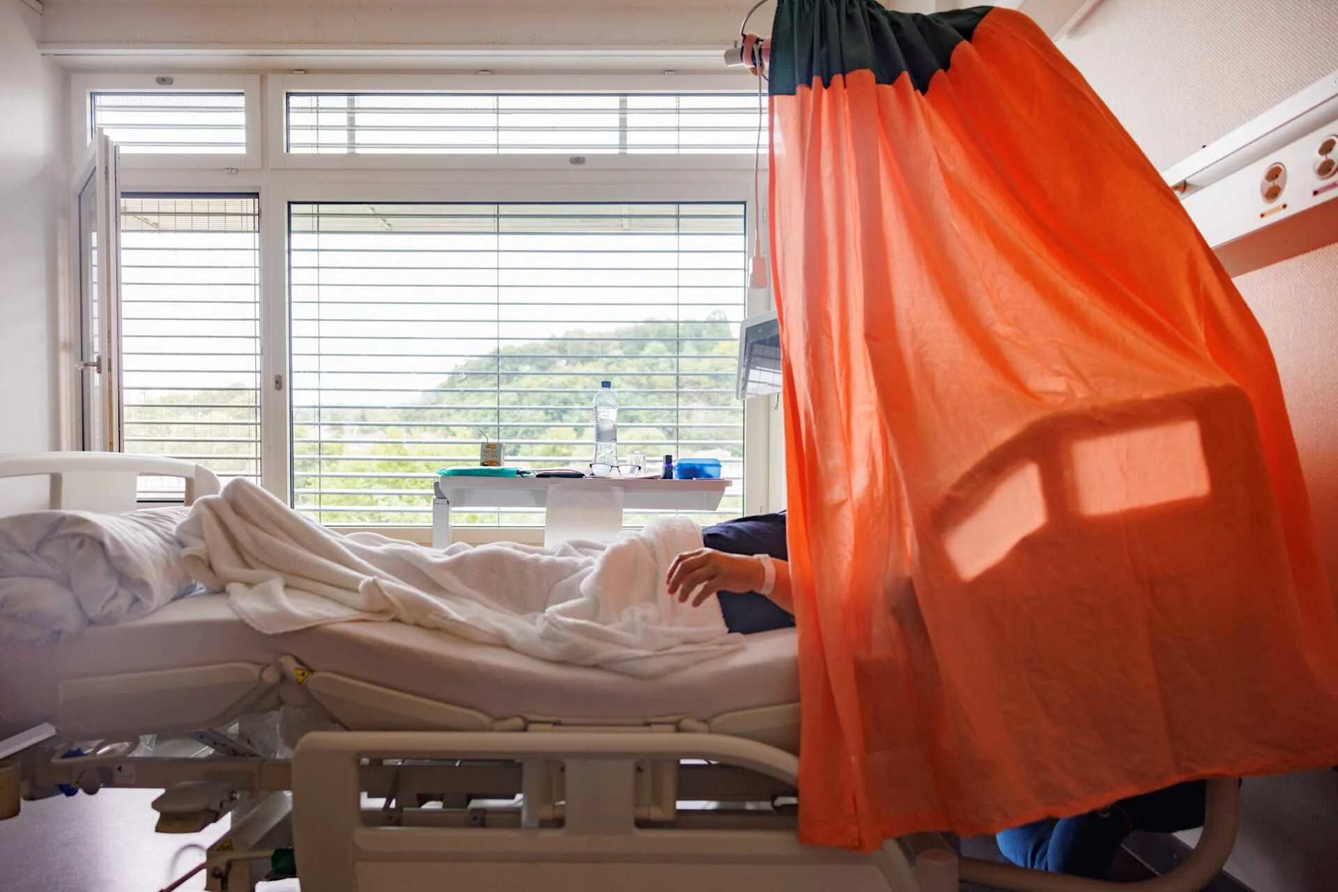 Même en fin de vie, on a besoin de beaux produits Baldaquin de finally pour l'intimité à l'hôpital