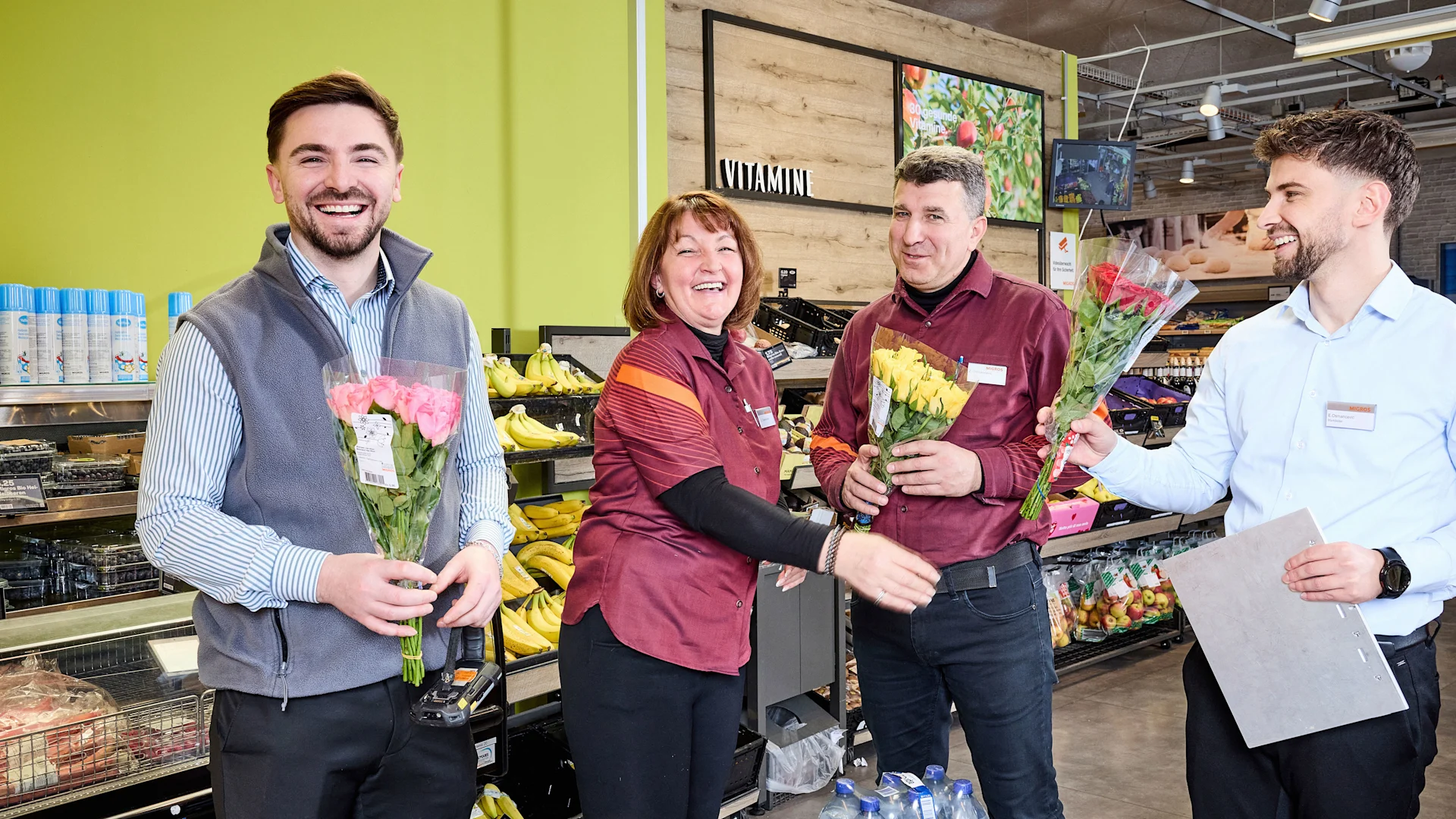 Un'intera famiglia che lavora per la Migros L'intera famiglia Osmancevic - padre, madre e due figli - in un negozio Migros