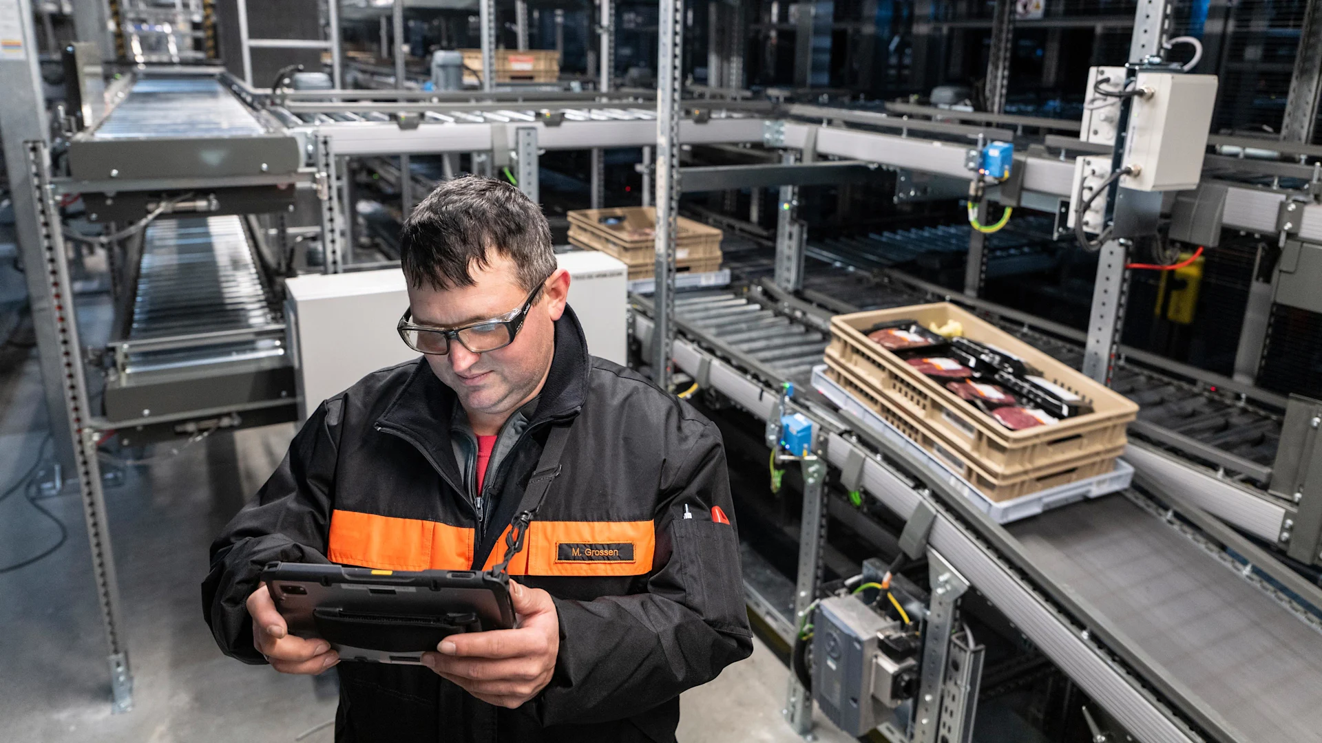 Logistica Migros Matthias Grossen è un addetto alla gestione degli errori presso il centro di distribuzione Migros di Schönbühl.