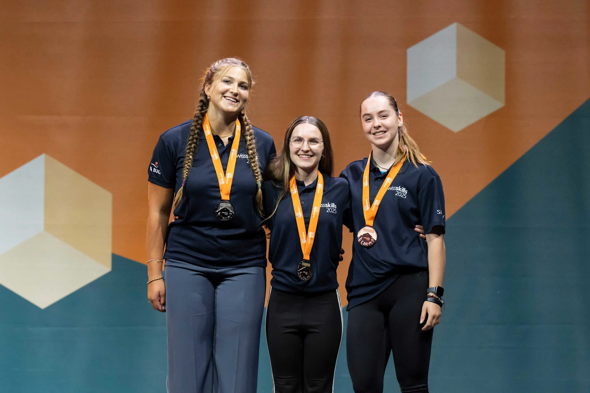 1ère place aux «SwissSkills» de nos jeunes talents Photo gagnante avec Valentina Winkler au centre