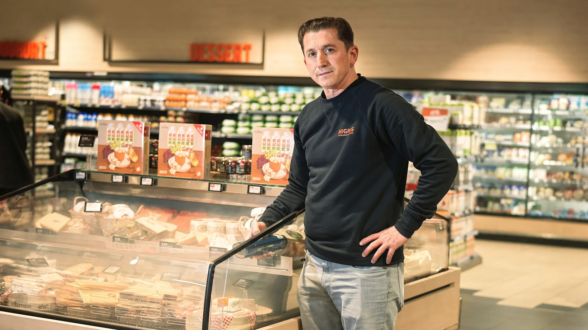 Ripara il mobilio delle filiali Migros Samidin Badalli controlla un'unità di raffreddamento aperta per il formaggio