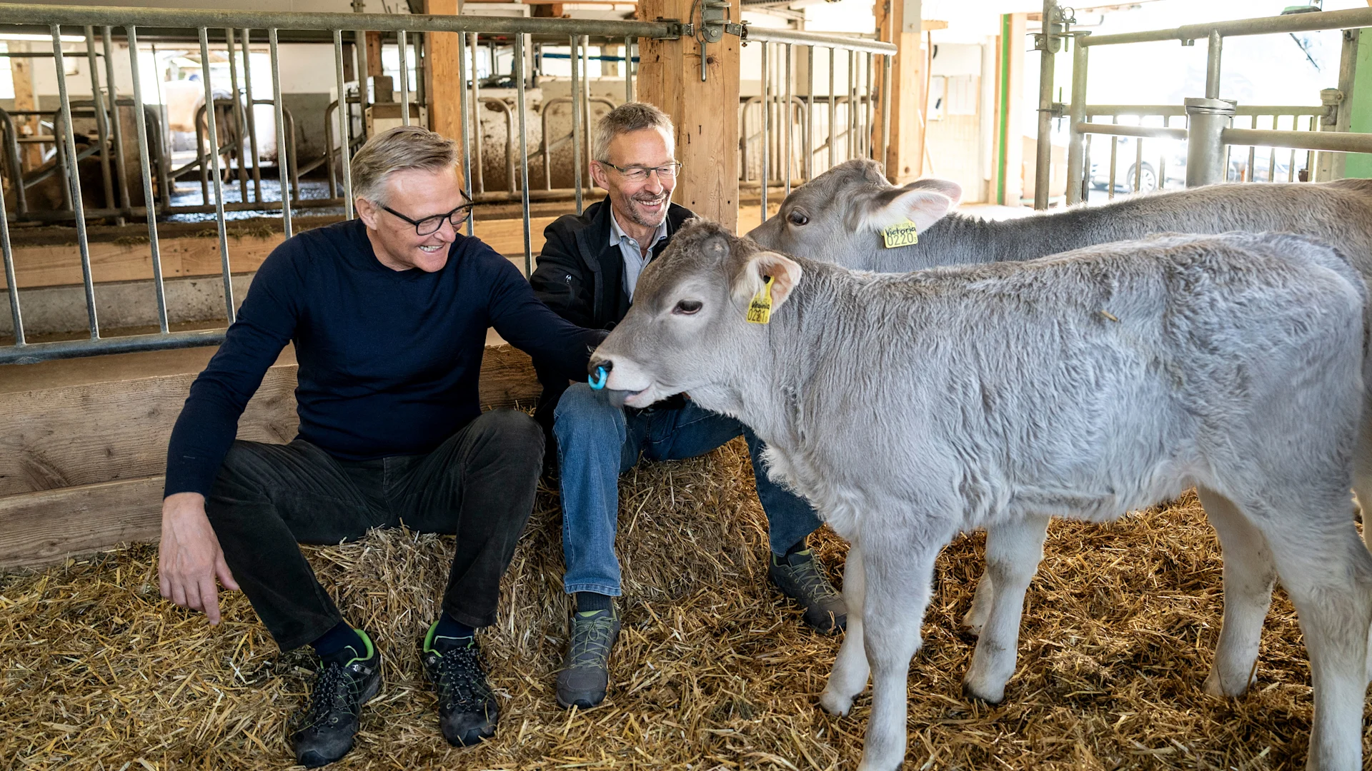 La Migros vuole ancora prodotti bio sui suoi scaffali? Mario Irminger, capo della Migros e Urs Brändli, presidente di Bio Suisse, nella sua azienda agricola a Goldingen (SG).