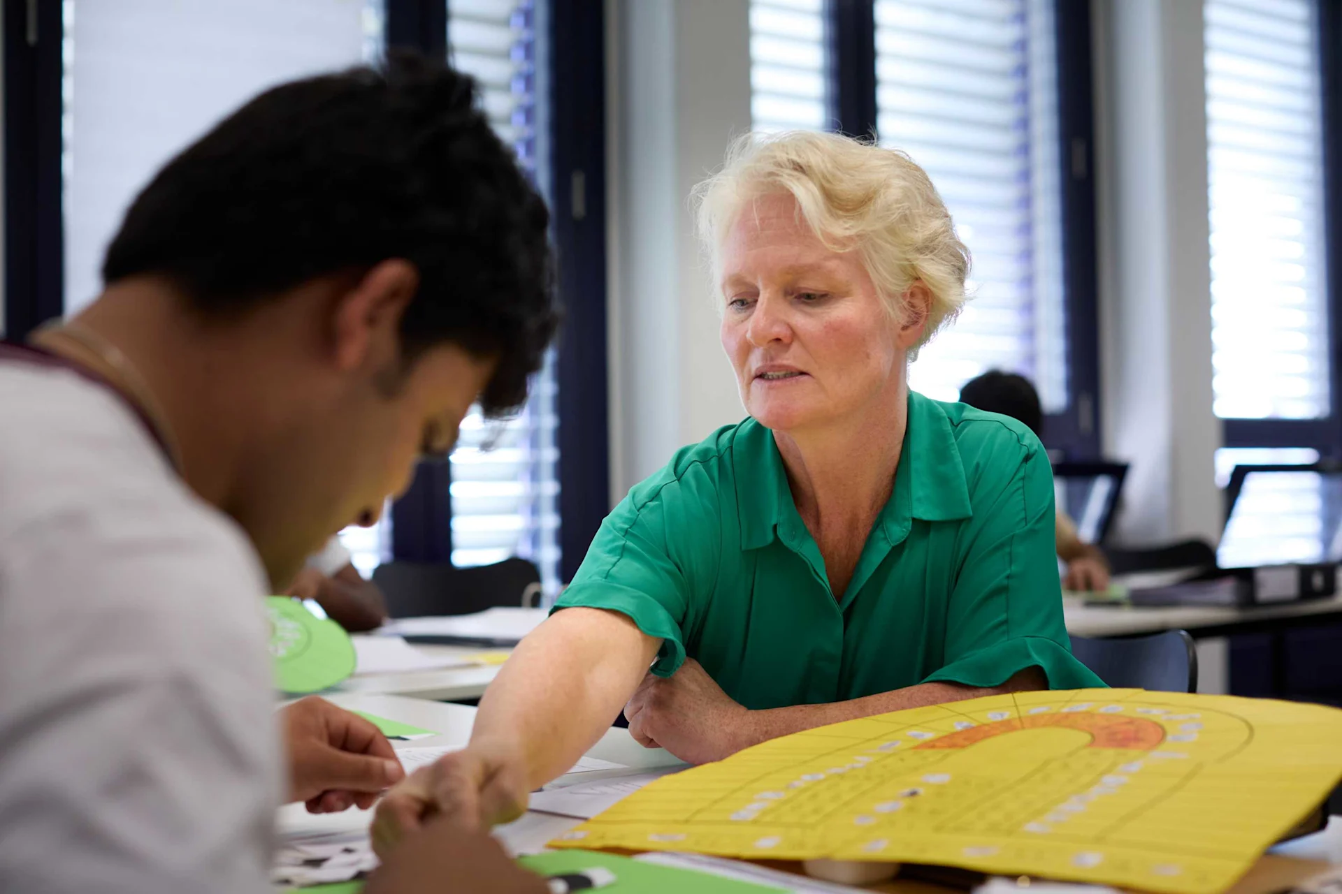 Togetherness instead of coexistence Nadja Donkor-Kaufmann helps a pupil with his work.