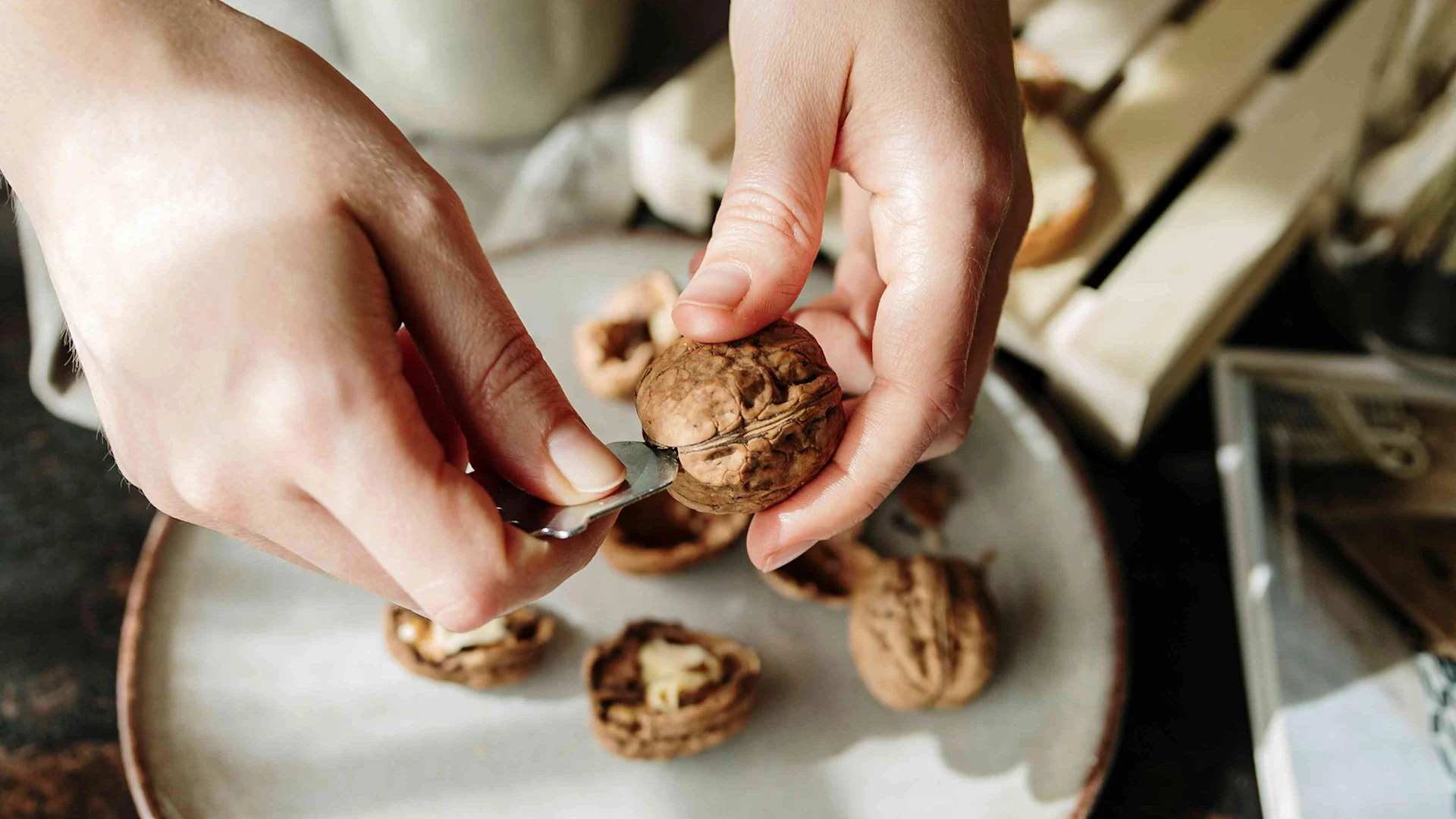 Come rompere le noci senza schiaccianoci Rompere le noci senza lo schiaccianoci