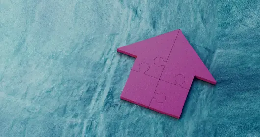 蓝色背景上的紫色拼图房子