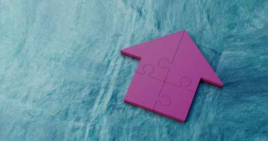 蓝色背景的紫色拼图房子