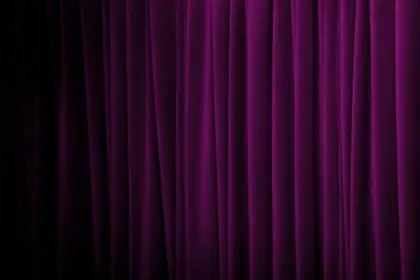 各种色调的紫色窗帘特写