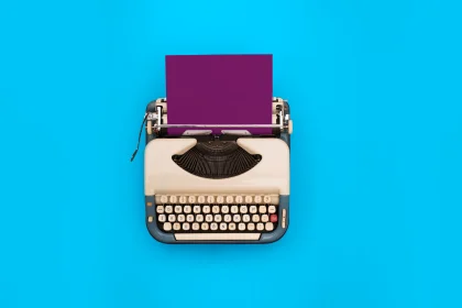 银色的打字机，紫色的纸