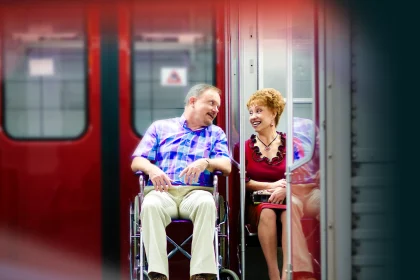 老年夫妇在火车上，有轮椅通道
