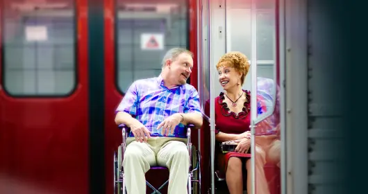 老年夫妇在火车上，有轮椅通道