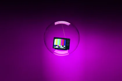 电视浮在泡泡里的插图