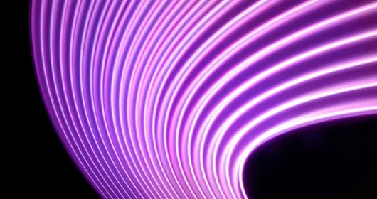 紫色弯曲霓虹灯