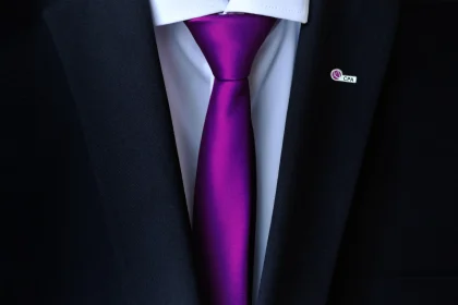 西装配紫色领带的特写