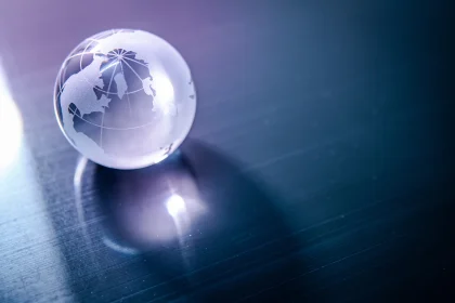 世界地球仪水晶玻璃反射在蓝色光滑的桌子上